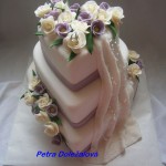 Srdcový třípatrák se závojem